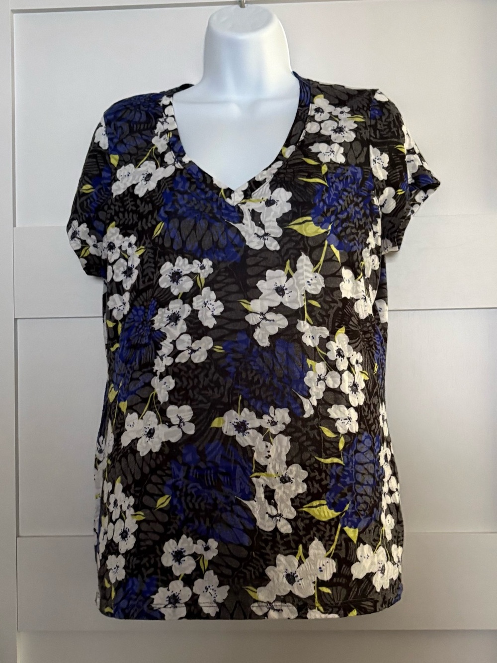 Floral V-Neck Short Sleeve Tee in Black, Blue & White